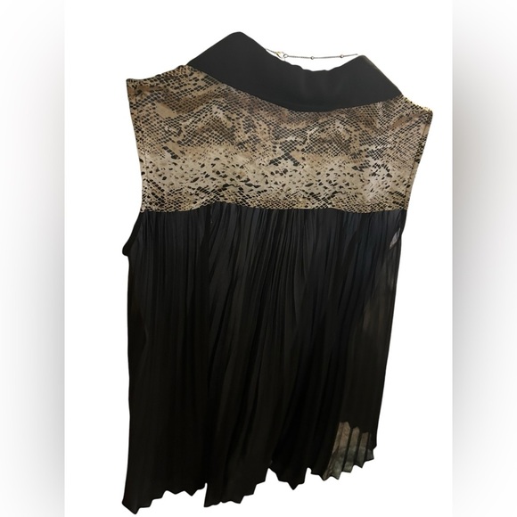 BCBG MaxAzria Sleeveless Snake Print Blouse Pleated Back Contrast Collar Medium - Picture 9 of 9
